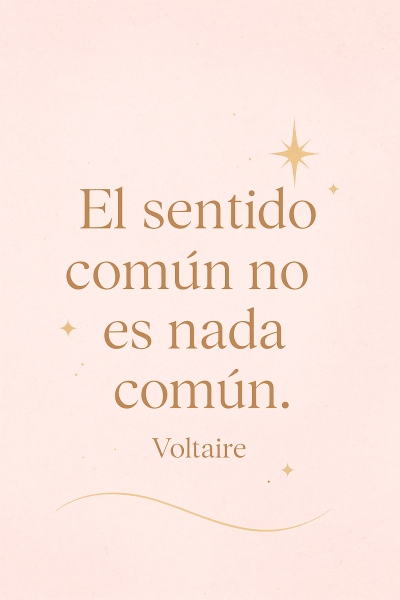 Frase inspiradora de Voltaire en fondo rosa y dorado: “El sentido común no es nada común”